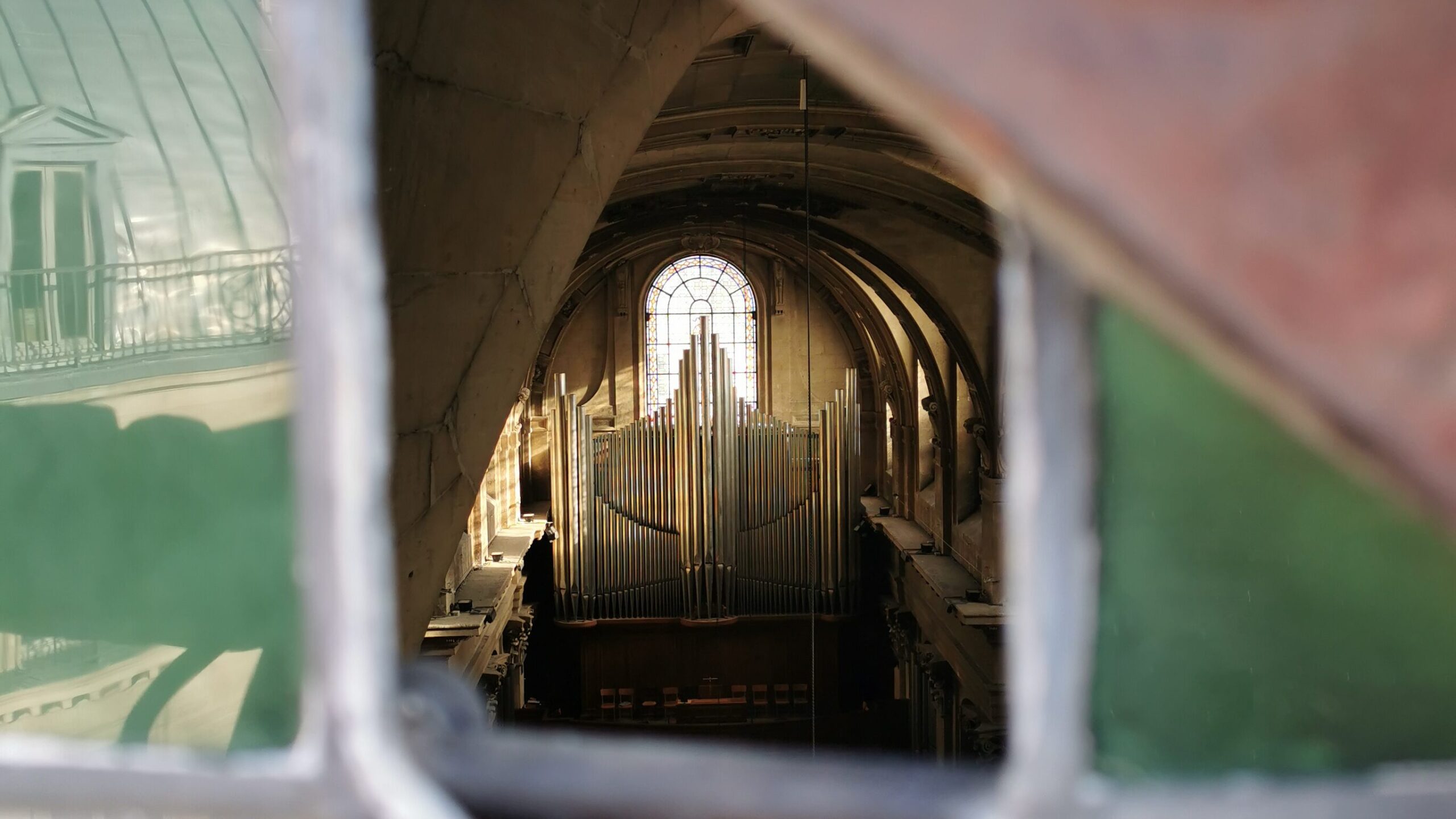 Orgue à travers vitrail